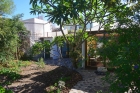 Schn angelegter Garten mit altem Baumbestand