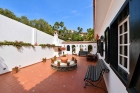Komplett sicht- und windgesch�tzter Innenhof mit Au�enk�che
