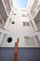 Treppenhaus mit Fahrstuhl