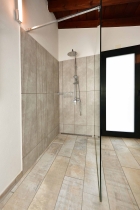 Badezimmer mit bodengleicher Dusche