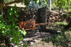 Sch�n angelegter Garten, immer wieder mit schattigen Sitzpl�tzen