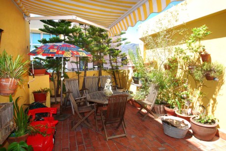 Große, teilüberdachte Terrasse