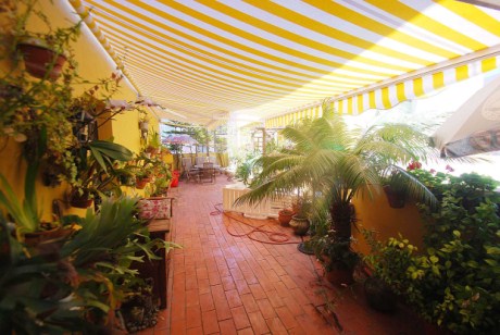 roße, teilüberdachte Terrasse