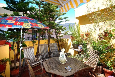 roße, teilüberdachte Terrasse