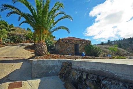 Landwirtschaftliches Gebäude und Wassertank