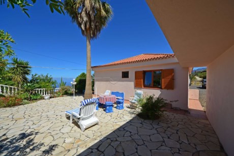 Teil�berdachte Terrasse