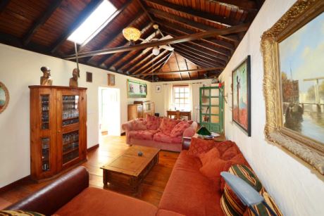 Gro�z�giges Wohnzimmer im Haupthaus �