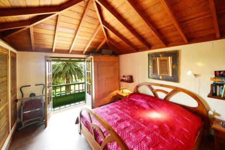 � Holzbalkon und Blick in den eigenen Garten �