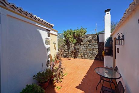 Patio mit Außenküche für Gästehaus