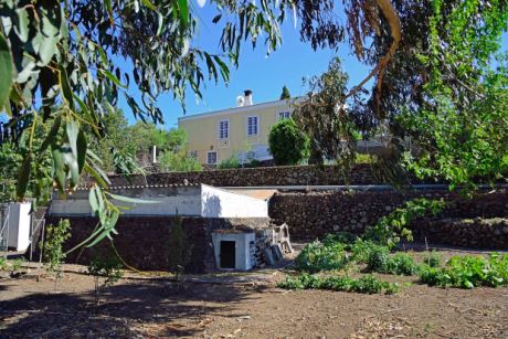 Gut angelegter Nutzgarten mit großer Zisterne …