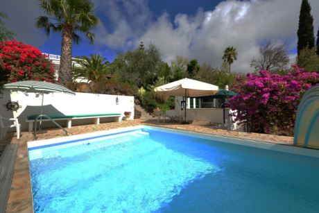 Salzwasserpool mit Sauna