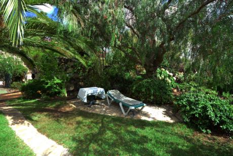 Sch�n angelegter Garten mit altem Baumbestand