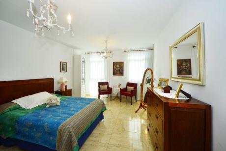 Schlafzimmer 1