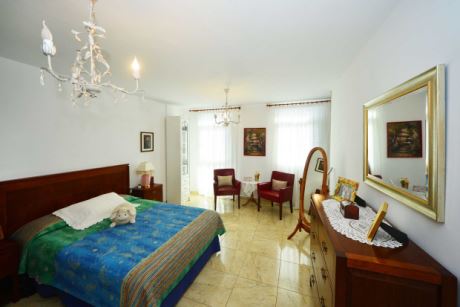 Schlafzimmer 1