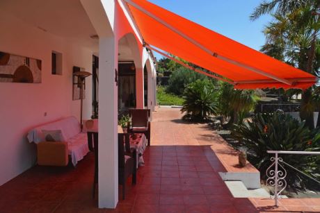 Haupthaus überdachte Terrasse