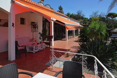 Haupthaus überdachte Terrasse