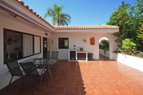 Haupthaus Ostterrasse für Frühstück in Morgensonne