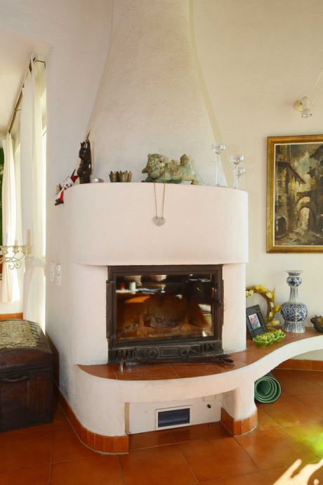 Haupthaus, Kamin mit Glastüren