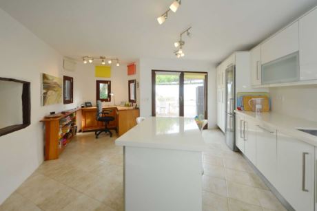 Küche mit Arbeitsbereich