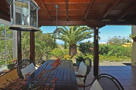 Überdachte Terrasse mit Meerblick