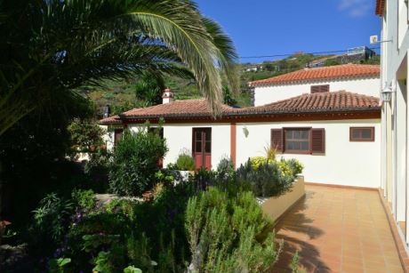 G�stehaus von Osten