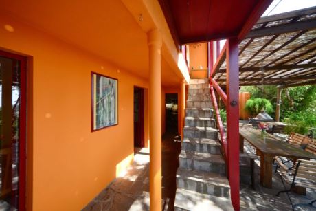 �berdachter Gang zur K�che und zum OG