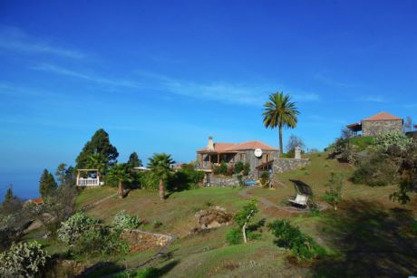 Gro�z�gige Anlage mit Haupthaus, G�stehaus, Festsaal und Pool