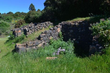Ruinen von zwei landwirtsch. Geb�uden