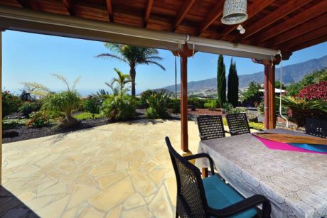 Westterrasse mit zus�tzlichen Sonnenschutzrollos f�r die Abendsonne