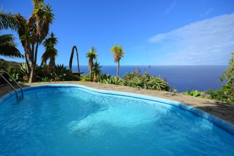 Pool mit Meerblick