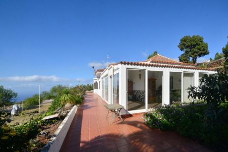 Grozgige Terrasse rund um das Wohnhaus