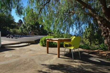 Reichlich Terrassenplatz auch mit nat�rlichem Schatten eines Pfefferbaumes