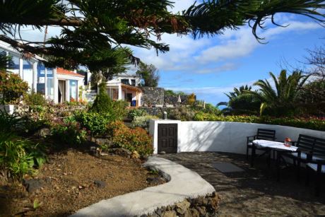 Haupthaus, G�stehaus und Garage von S�dosten