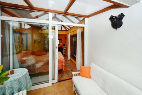 �berdachter Eingangsbereich G�stehaus