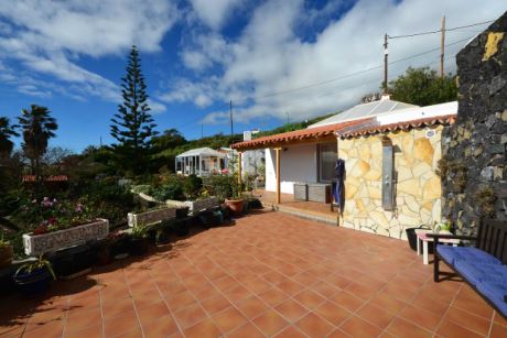 G�astehaus und Haupthaus von Nordosten