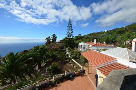 G�ste- und Haupthaus von Norden