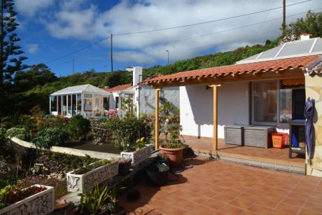 G�ste- und Haupthaus von Nordosten