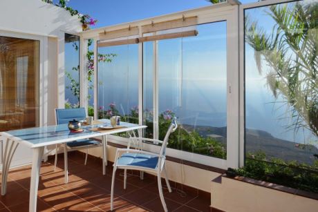 Haupthaus gesch�tzte Terrasse mit �