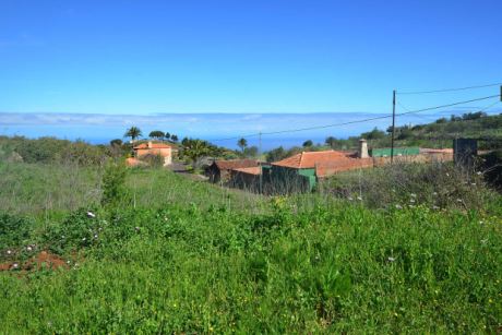 Blick �ber das Grundst�ck zum Meer