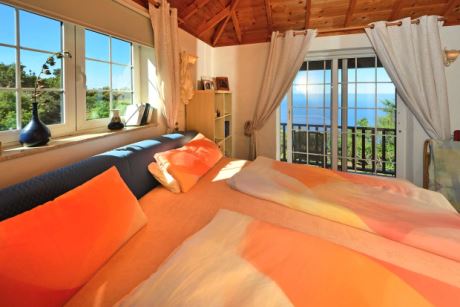 Schlafzimmer 1 mit herrlichem Meerblick und Balkon