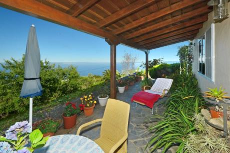 �berdachte Westterrasse