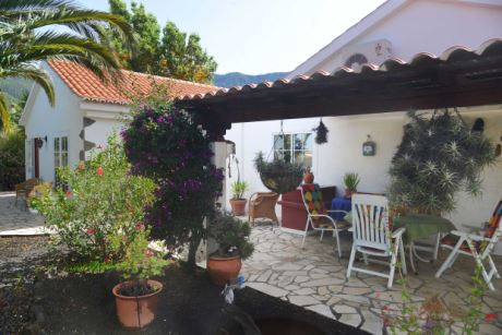 G�stehaus und Haupthaus, �berdachte Terrasse