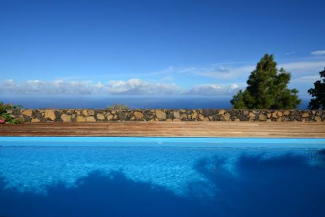 Pool mit fantastischem Meerblick