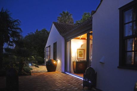 Westterrasse am Haupthaus in der Abendd�mmerung