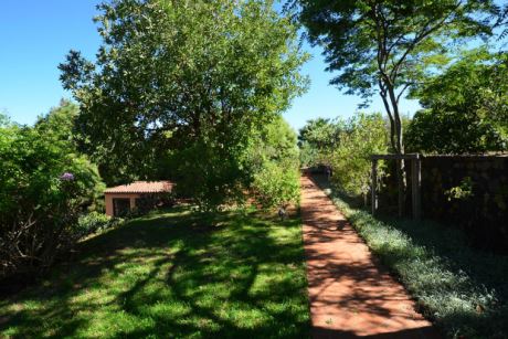 Sehr sch�n angelegte Gartenwege, � nachts alle beleuchtet