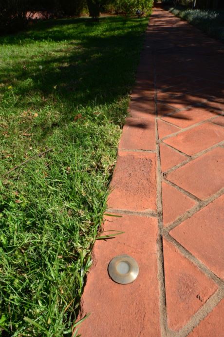 � mit Strahlern und eingelassenen LEDs