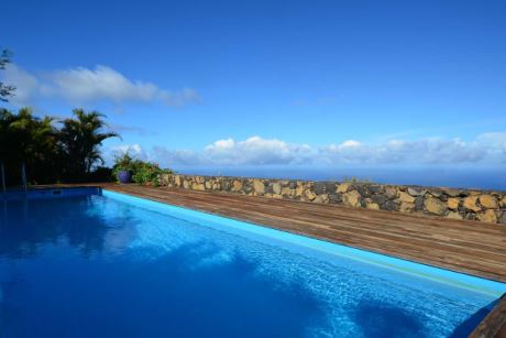 Pool mit Holztdeck und herrlichem Meerblick