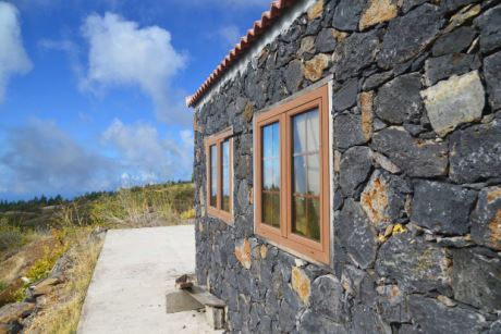 Fassade komplett aus handbehauenen Natursteinen