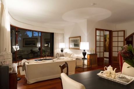 Villa OG weitläufiger Salon