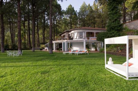 Villa mit großzügiger Rasenfläche …